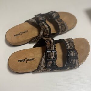 Minnetonka Women's Tan and Black Buckle Sandals